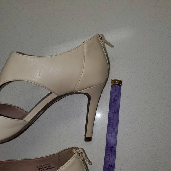 Le Chateau Moda Reflex, nude heel size 6 - Picture 7 of 8